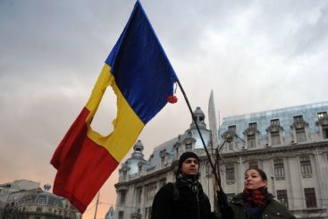 O multime pestrita, nemultumita de salariile si pensiile mici, de taxa auto sau de Rosia Montana. Cine sunt cei care protesteaza pe strazile Bucurestiului VIDEO