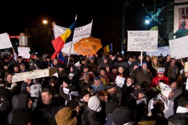 Romanii au iesit din nou in strada. Vanzarea bauturilor alcoolice in zona Pietei Universitatii, interzisa din cauza protestelor VIDEO