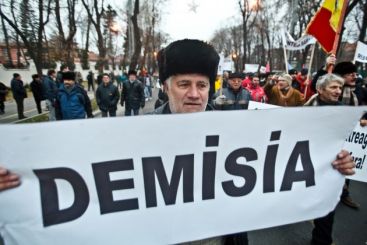 Au carte, dar n-au parte. Protestele se extind la toate categoriile de bugetari. Ieri au iesit in strada profesorii VIDEO