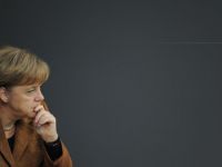 
	Italienii o compara pe Angela Merkel cu capitanul de pe Concordia, care si-a parasit vasul naufragiat. Caricatura care da o palma Germaniei
