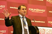 Toata lumea rostogoleste conserva la vale , spune Roubini despre evolutia economiei in 2012. Cand vine furtuna perfecta si in ce isi investeste Dr. Doom banii
