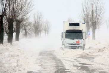 Romania, amortita in zapada. Lista drumurilor inchise vineri dimineata VIDEO