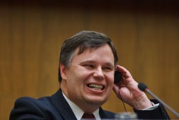 Franks s-a prins in hora si a gustat carnatii romanesti. PSD ii cere sefei FMI retragerea lui din relatia cu Romania VIDEO