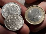 Incep din nou emotiile pentru cei cu credite in franci. Moneda elvetiana se apropie de maximul ultimelor cinci luni fata de euro