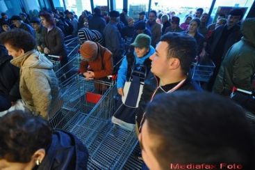 Cod rosu in hypermarketuri. Speriati de zvonurile ca vin ninsori ca in 54, romanii au dat navala. Incasari mai mari ca de sarbatori. VIDEO