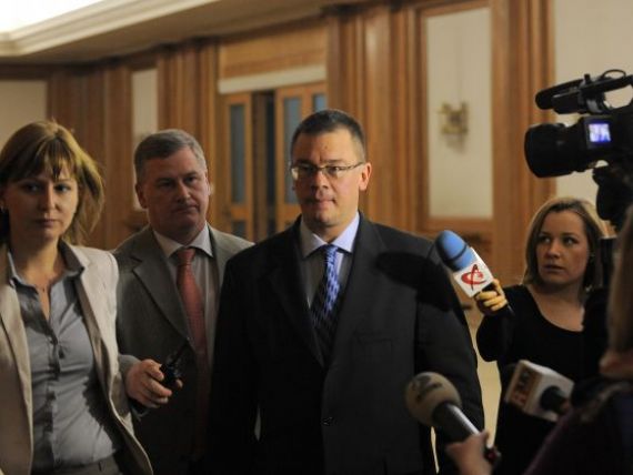 Ungureanu a ajuns la Palatul Victoria pentru discutii finale cu liderii coalitiei privind Guvernul. Curand va fi prezentata lista ministrilor