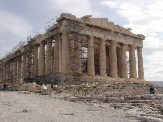 Un economist de la Atena socheaza: Grecia trebuie sa intre imediat in faliment. Nu putem plati datoriile. BCE stie. La fel si FMI