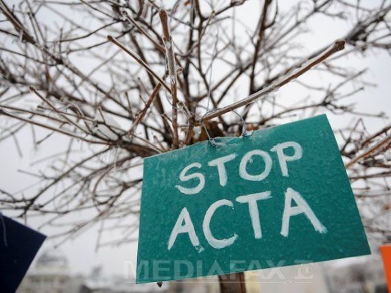 60 de oameni protesteaza la Oradea impotriva ACTA. Au adus calculatoare si monitoare in Piata Unirii: Ne simtim supravegheati
