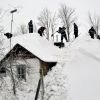 Cod portocaliu de ninsori abundente pana marti. 81 de drumuri judetene blocate, 36 de localitati izolate