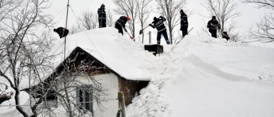 Cod portocaliu de ninsori abundente pana marti. 81 de drumuri judetene blocate, 36 de localitati izolate