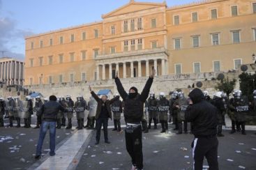 Atena a ales sa ramana in zona euro. Parlamentul a votat planul care saraceste populatia, dar care salveaza tara de la faliment VIDEO
