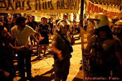 Culmea tupeului: protestatarii greci cer taxe de protectie proprietarilor de magazine, pentru a nu le devasta