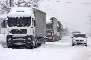 Afacerile din Romania, inghetate de ger si ninsori. Statul pierde 1 mld. euro pe saptamana din cauza transporturilor blocate VIDEO