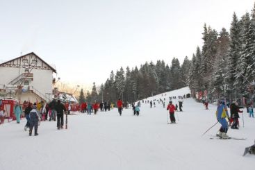 Daca-i munte, cu placere. Hotelierii din statiunile montane isi freaca palmele de bucurie: partiile sunt in stare foarte buna VIDEO