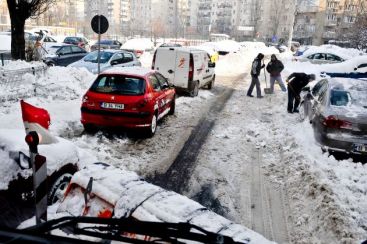 Zeci de masini stricate in aceasta iarna in Capitala. Soferii, care n-au putut evita gropile, au de doua ori ghinion VIDEO