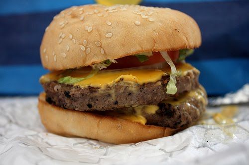 Primul hamburger din carne creata in laborator va fi pus pe gratar in octombrie