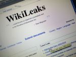 WikiLeaks arunca o noua bomba. Publica 5 milioane de mesaje ale Stratfor despre spionaj, dare de mita si spalare de bani