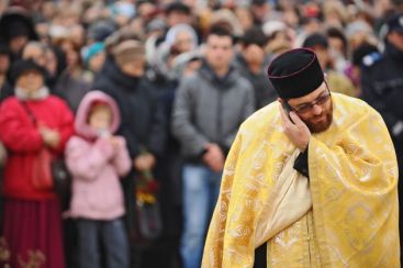 Executati silit de preot. Din slujitor al Domnului, in zile de sarbatoare, devine om de afaceri nemilos, in cele lucratoare VIDEO