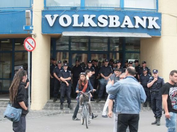 Volksbank, la un pas de prabusire. Statul a salvat-o din nou, cumparand 40% din actiunile bancii