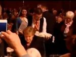 Un chelner i-a varsat 5 beri pe spate cancelarului Angela Merkel. Iron Frau explica reactia care a uimit pe toata lumea. VIDEO