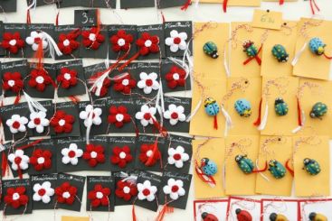 Un martisor pentru fiecare. Unii au cumparat martisoare cu sacosa, altii s-au limitat la un fir de zambila VIDEO