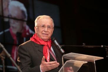 Fostul presedinte Ion Iliescu implineste astazi 82 de ani. Traian Basescu i-a trimis un buchet de flori albe VIDEO