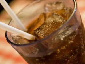 Coca Cola si Pepsi schimba reteta pentru a nu fi obligate sa puna pe sticle eticheta cu avertisment de cancer