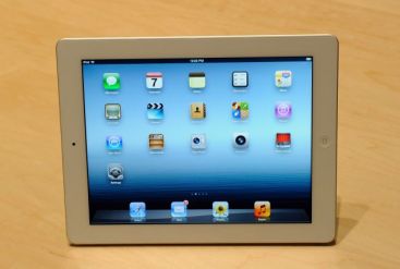 IT-ul romanesc a ajuns pe scena, alaturi de Apple. Cine este romanul care a prezentat in San Francisco jocul creat pentru iPad 3 VIDEO