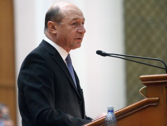 Basescu: Romanii nu ma vor ierta niciodata pentru taierea salariilor. Reintregirea veniturilor bugetarilor este posibila