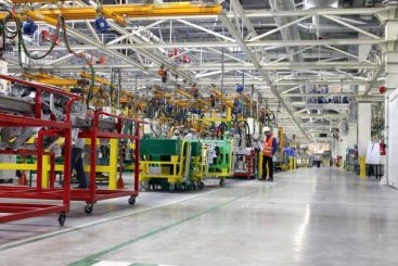 Dacia, unul dintre cei mai mari exportatori ai Romaniei, opreste productia pana pe 2 aprilie VIDEO