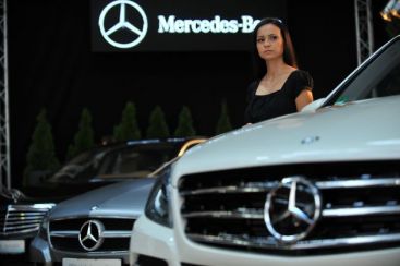 Mecedesul de un sfert de milion de euro a sosit in Capitala. Salonul auto de la Bucuresti, raiul masinilor de lux pentru miliardari VIDEO