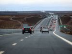 Romania, tara contrastelor. Doua tronsoane de autostrada, incepute in acelasi timp, inainteaza diferit. Romanii, mai harnici ca italienii