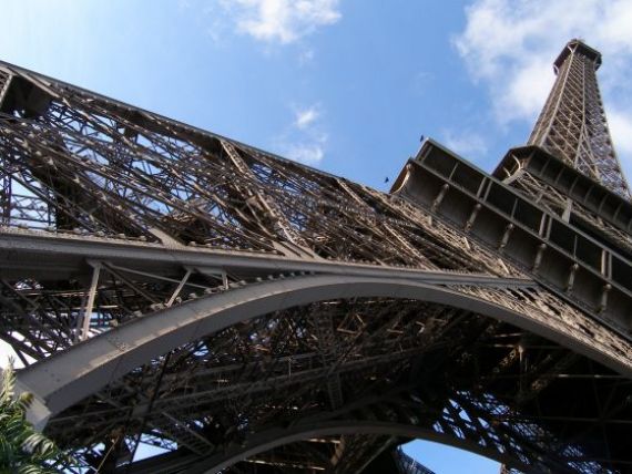 Cel mai cunoscut simbol al Frantei, care atrage anual 80 mil. euro, la un pas de tragedie. Un lift al Turnului Eiffel s-a prabusit in gol