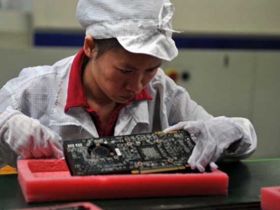 Secrete uluitoare din interiorul fabricilor Apple din China: plase anti-sinucidere la ferestrele dormitoarelor si 60 de ore de munca pe saptamana