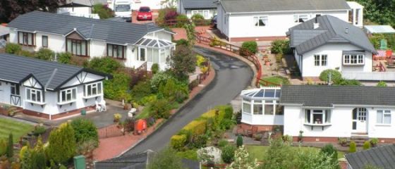 L-a cumparat cu 2.000 de lire si-l da 1,75 milioane. Englezul care-si vinde conacul cu tot cu satul in care se afla GALERIE FOTO