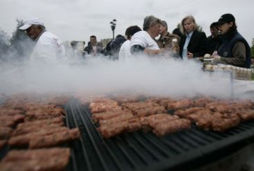 Ce legatura exista intre mici, bere si cresterea economica. Tonele de carne tocata si sutele de mii de litri de bautura vandute de Ziua Muncii salta PIB-ul Romaniei