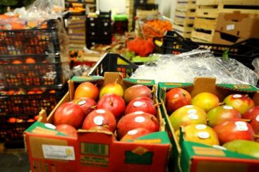 Fermierii nu au loc in pietele in care intermediarii castiga si de 10 ori mai mult decat producatorii VIDEO