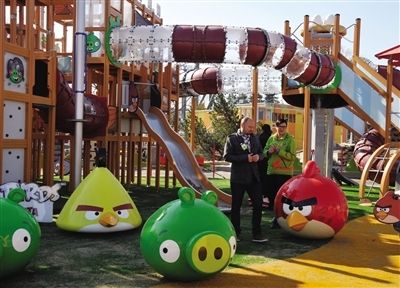 Fenomenul vitual, care a innebunit 12 mil. de utilizatori, devine parc de distractii. In ce tara se deschide Taramul Angry Birds VIDEO
