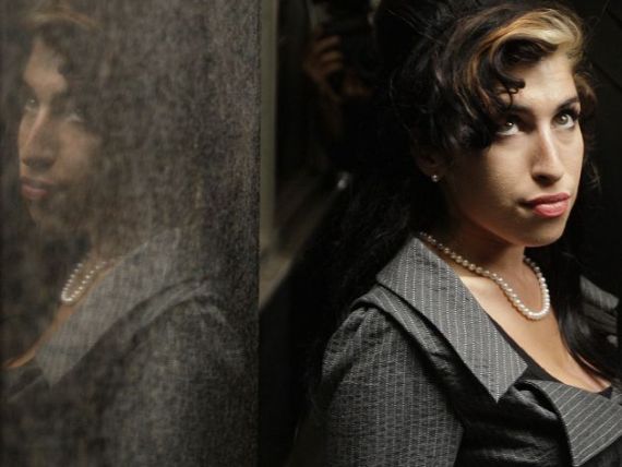 Originalitatea se vinde scump. Un autoportret al artistei Amy Winehouse, pictat cu propriul sange, achizitionat cu 56.000 dolari