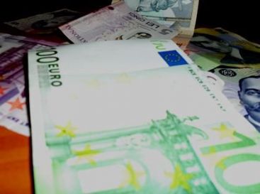 Leul gafaie in lupta cu euro. Cursul a ajuns la un nou maxim istoric: 4,4373 lei/euro VIDEO