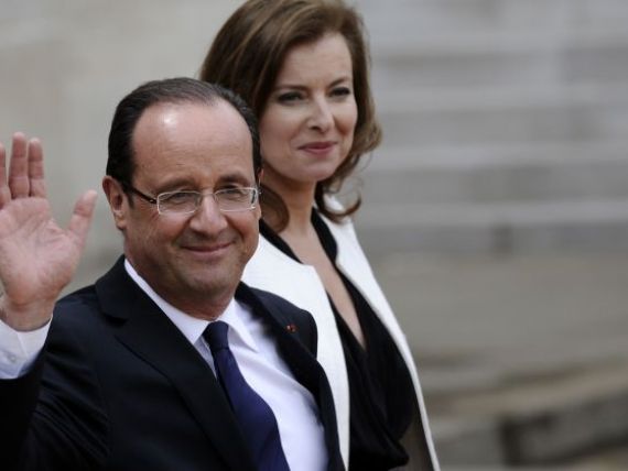 Prima calatorie a lui Hollande in calitate de presedinte al Frantei i-a dat fiori. Avionul prezidential a fost lovit de fulger