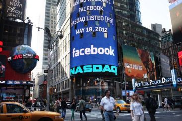 Facebook doboara toate recordurile. Primele actiuni s-au vandut cu 43 de dolari, in crestere cu 13% fata de oferta initiala VIDEO