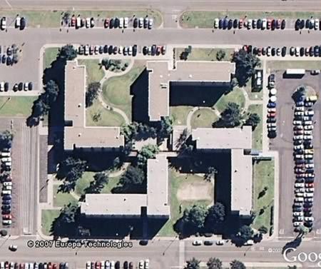 Cladirea in forma de svastica (California, SUA), serveste armatei americane. Pentru ca a atras multe critici, forma cladirii va fi modificata