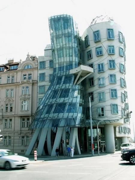 Cladirea care danseaza (Praga, Republica Ceha), ii reprezinta pe Fred Astaire si Ginger Rogers