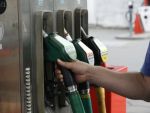 Guvernul a discutat cu benzinarii despre un nou calcul al preturilor la carburanti. Cat va costa benzina dupa noua formula