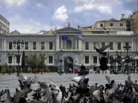 
	De ce Grecia se afunda tot mai mult. Cea mai mare parte a ajutorului financiar pentru eleni se intoarce la creditorii externi
