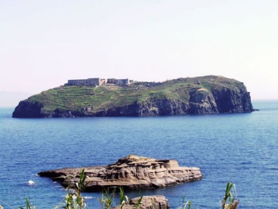 Italia ii urmeaza Greciei. O insula de 3 ha, din apropierea Sardiniei, a fost vanduta cu 90.000 de euro