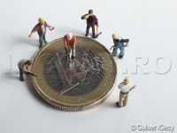 
	Financial Times: Bancile si-au sprijinit propriile monede si au contribuit la declinul euro. Ce bani sunt la mare cautare zilele acestea
