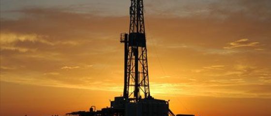 Pretul petrolului isi continua scaderea, dupa ce a inchis saptamana la minimul ultimelor 16 luni