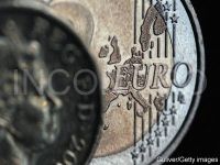 
	Rezistenta euro pe piata valutara a luat sfarsit. Pariurile impotriva monedei unice au urcat la un maxim record&nbsp;
